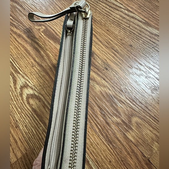 EUC Kate Spade Wristlet - Picture 3 of 9